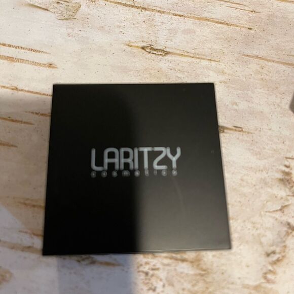 😎 Laritzy Pressed Bronzer - Merit - Picture 3 of 6